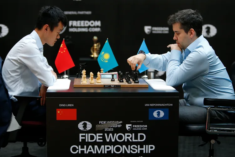 丁立人（左）擊敗俄羅斯強敵涅波姆尼亞奇（右）。美聯社