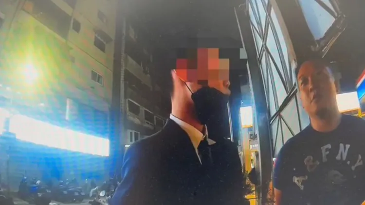 警方盤查詐騙集團吳姓車手。翻攝畫面