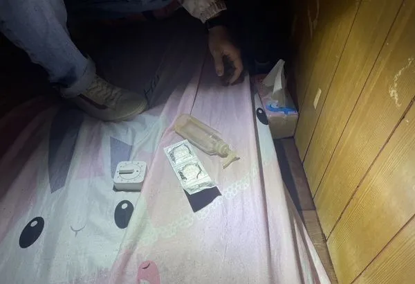 警方在現場查扣保險套、潤滑液等證物。翻攝照片