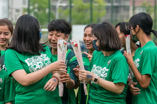 帶媽媽觀賞女足賽 陽信主場發送康乃馨傳愛