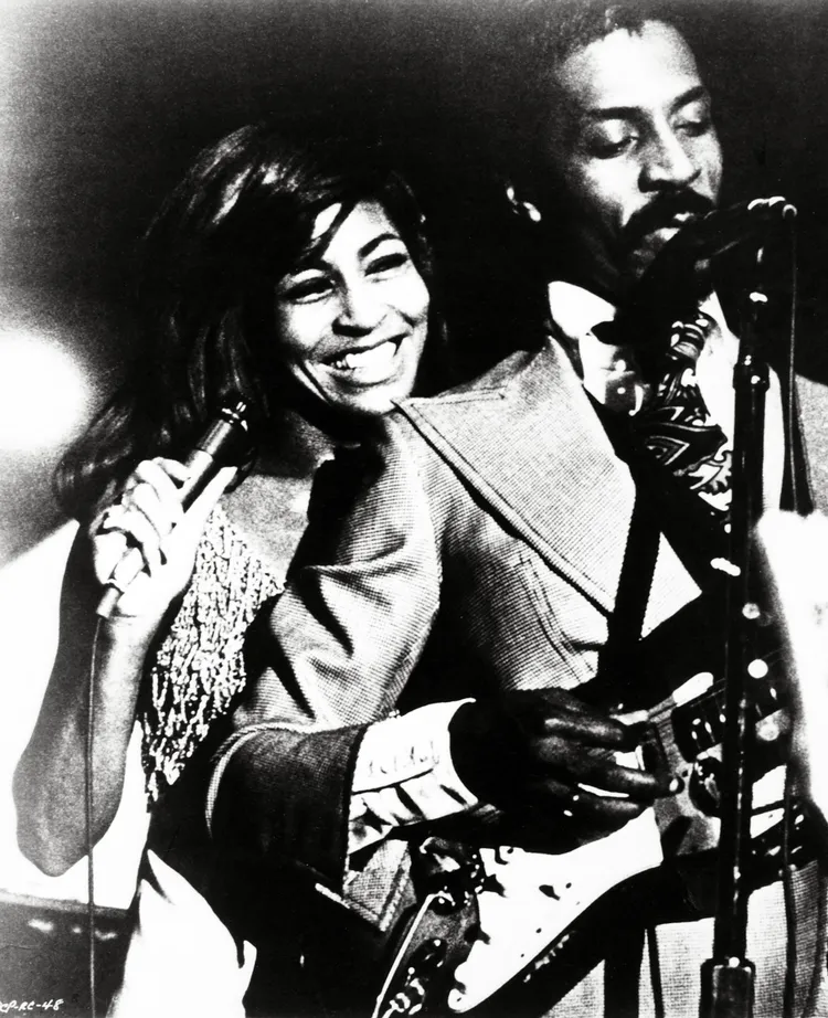 蒂娜透納與丈夫艾克早年曾組團，不料成功事業背後，她默默忍受家暴，2人1978年離婚。達志