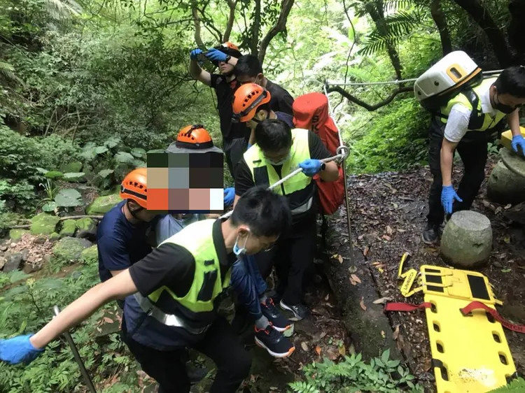 當消防人員到場發現，老翁漂浮在一攤小水池。翻攝畫面