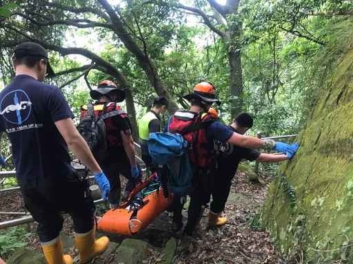 新北男秀峰瀑布健行 不慎跌入水塘!消防SKED搬運送醫