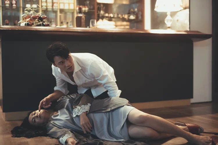 張睿家（右）在《最佳利益2》謀殺大20歲老婆田麗。群之噰傳播提供