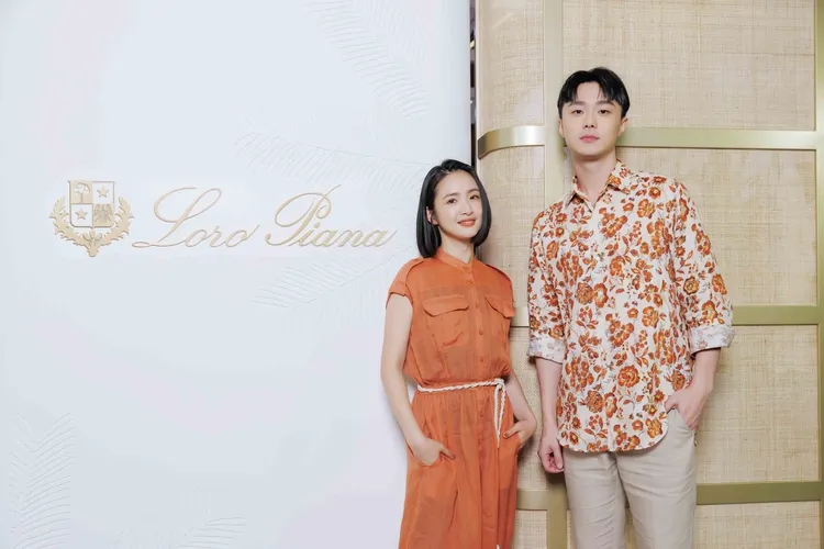 施柏宇（右）與林依晨一同出席活動，讚自己的兒時女神「保養得很好、很漂亮」。翻攝林依晨吧官方微博