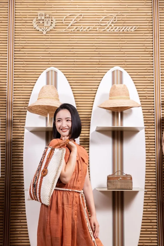 林依晨亮麗出席香港Loro Piana Summer Resort期間限定店開幕活動。翻攝林依晨吧官方微博