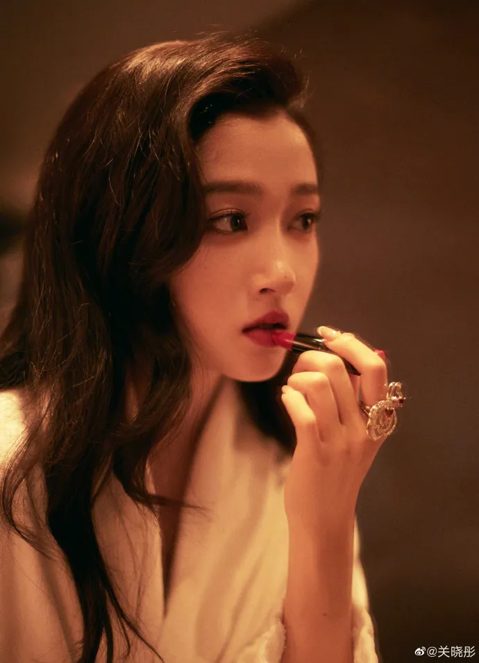 25歲的關曉彤是年輕一代的人氣女星。翻攝本人微博