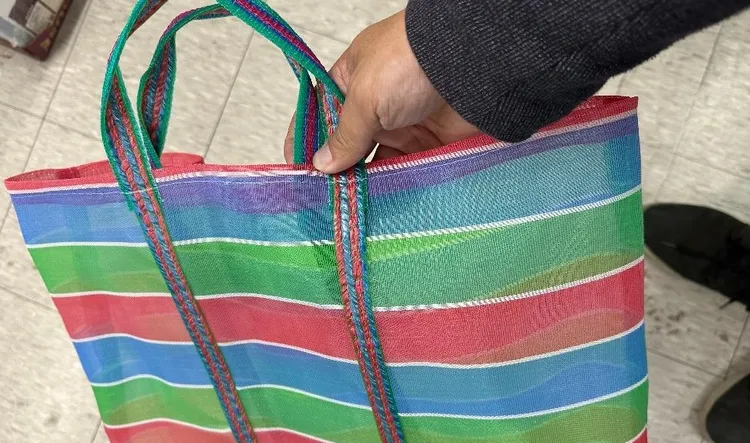 警方打開包裹後，發現裡面只有一個茄芷袋。翻攝照片