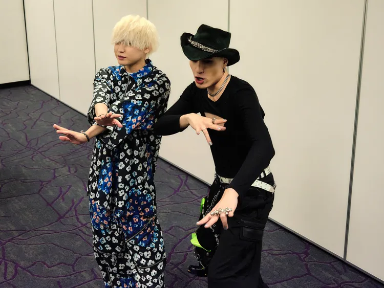 黃宣（右）在典禮後台與來自日本的秋山黃色交流。否極泰來音樂提供