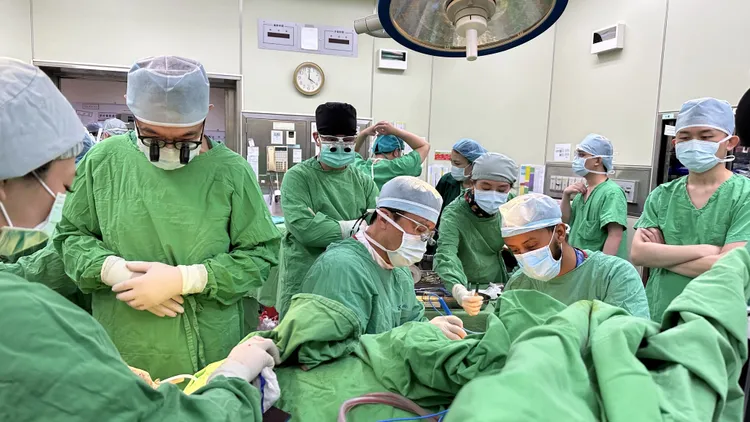 鄭勝峯醫師（前排左一）與團隊以「顯微重建手術」為志業。公視提供