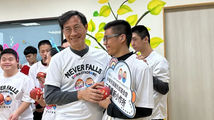 林正俠董事長與唐寶寶家長們共同成立「唐氏症基金會」。公視提供