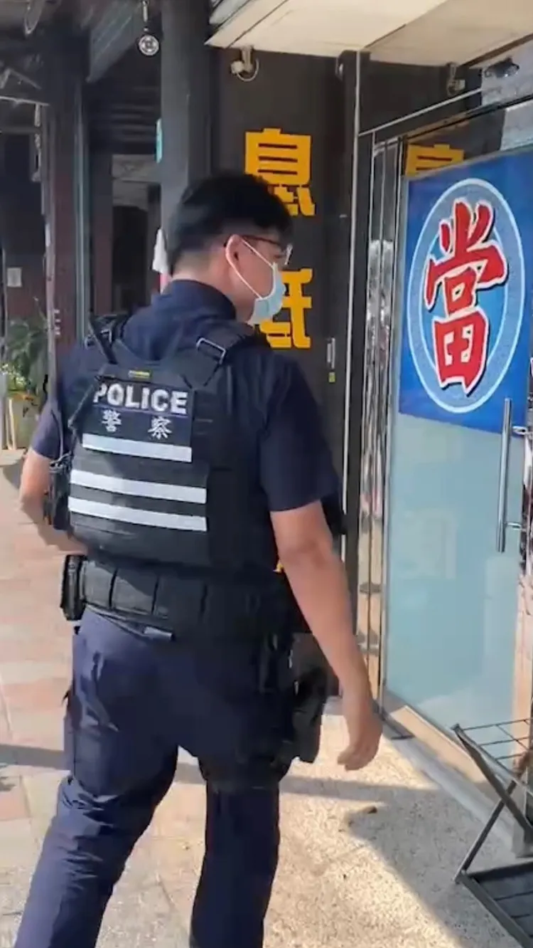 警方前往當鋪稽查。三重警分局提供