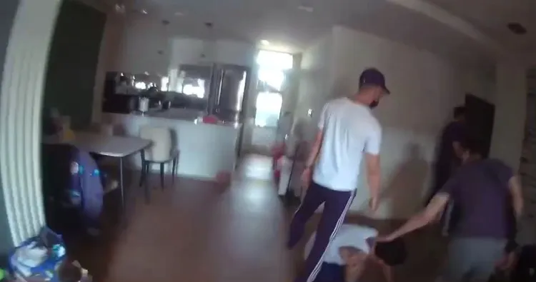 警方進入屋內壓制嫌犯。新北市刑大提供