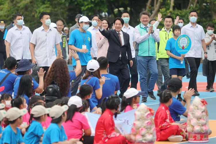 賴清德進場跟學弟妹們熱情揮手。府提供