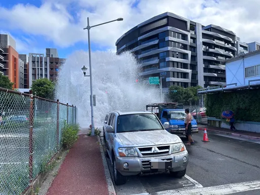駕車撞斷消防栓還肇逃 自來水狂湧如噴泉!北市阿伯這下慘了
