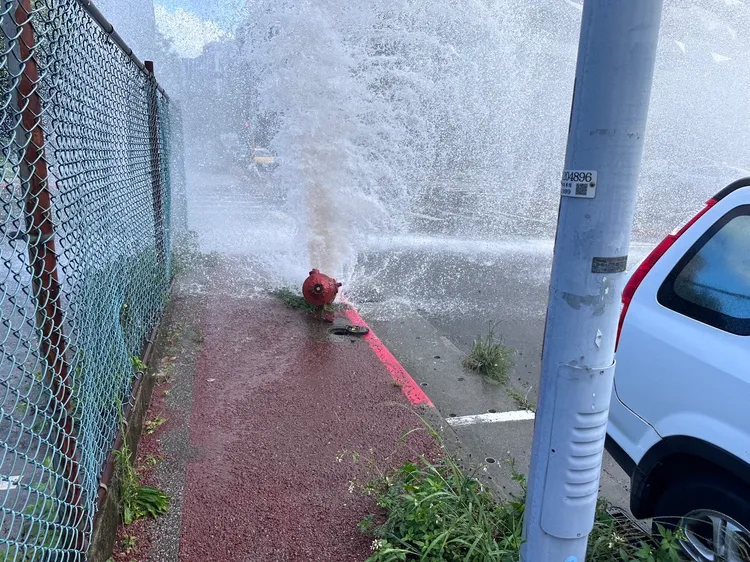 自來水如噴泉般湧出。翻攝畫面