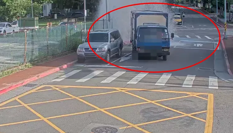 魏男倒車時，不慎撞斷路邊的消防栓。翻攝畫面