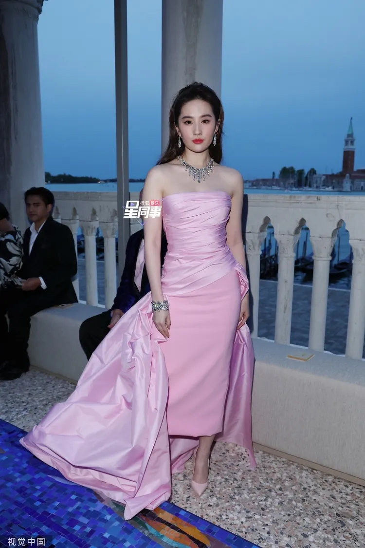 中國女星劉亦菲在水都展現浪漫風情。翻攝星同事微博