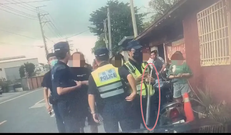 警方到場沒收黃姓小吃店老闆的球棒。讀者提供
