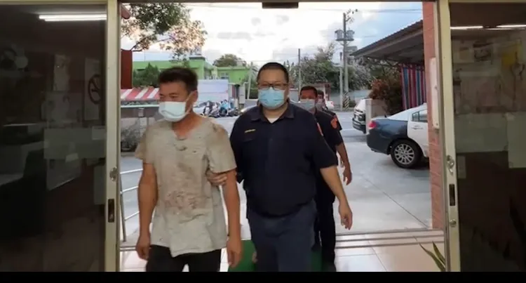 警方將打架滋事的4人依妨害秩序、傷害罪送辦。讀者提供
