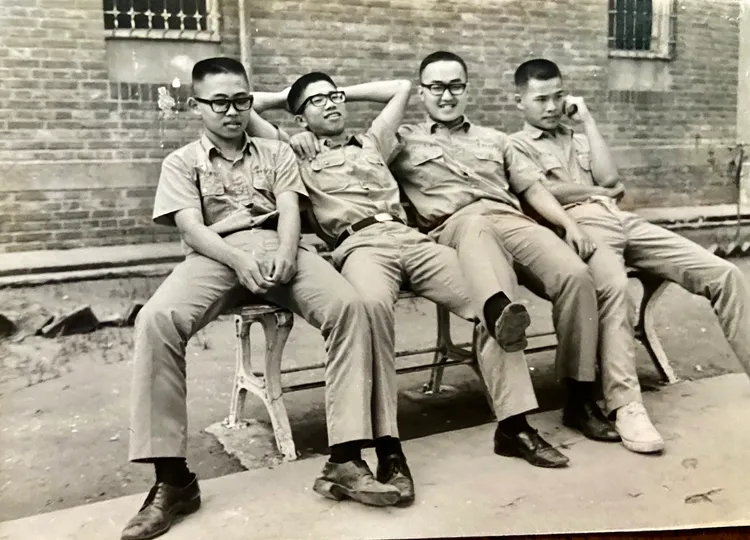 羅大佑（右一）就讀雄中高三時。大右音樂提供