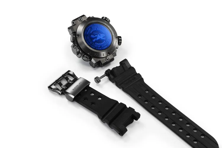 MRG-BF1000R-1A選用Dura Soft氟橡膠錶帶，且按下錶耳底側的按鈕，就能輕鬆快速簡便地更換錶帶。品牌提供