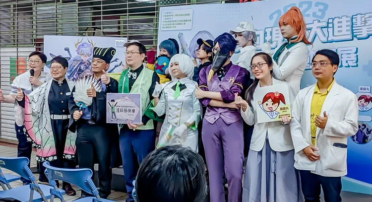 莊人祥等人也cosplay動漫角色。翻攝畫面