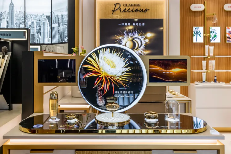 克蘭詩新光三越南西店是全台唯一販售至臻凝時保養系列的百貨櫃位。品牌提供