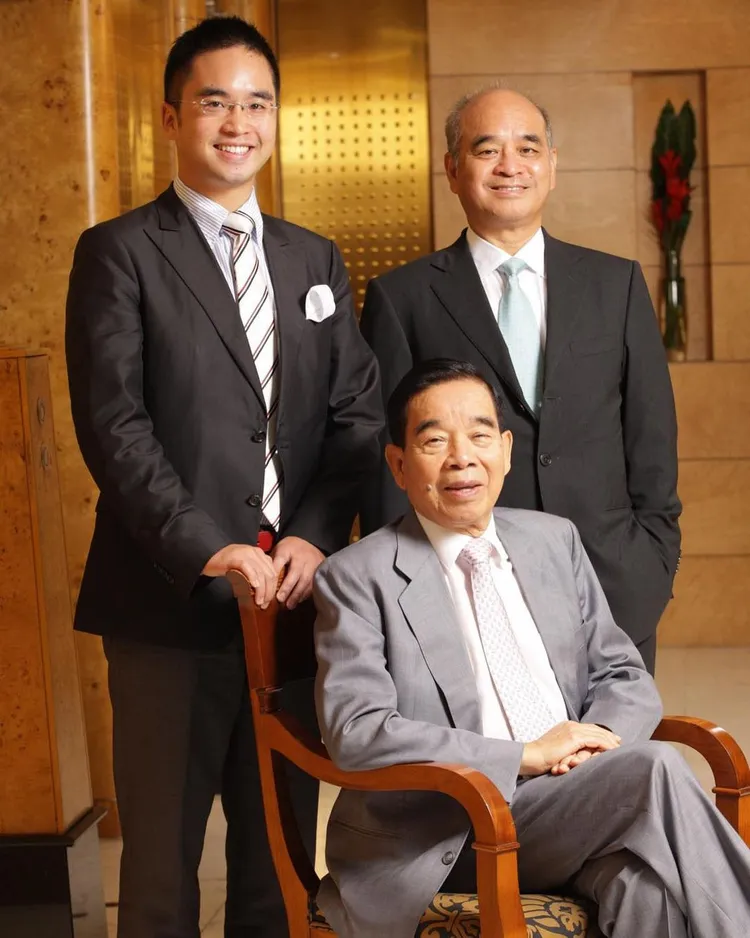 鄭志剛（左）是全球華人十大富豪鄭裕彤（前）的長孫。翻攝鄭志剛IG