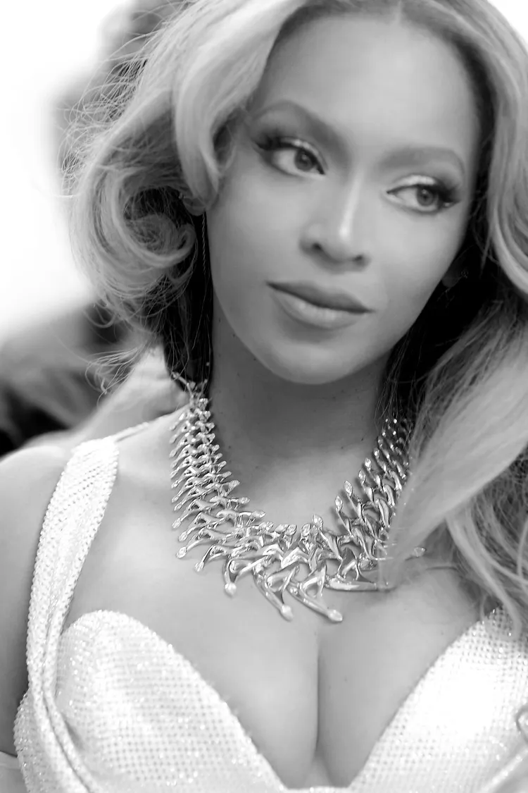 碧昂絲佩戴TIFFANY訂製鑲嵌水晶項鍊。品牌提供