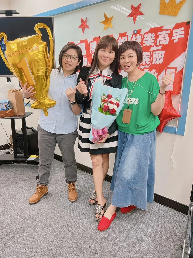 同事歡送素蘭。翻攝自DJ素蘭臉書