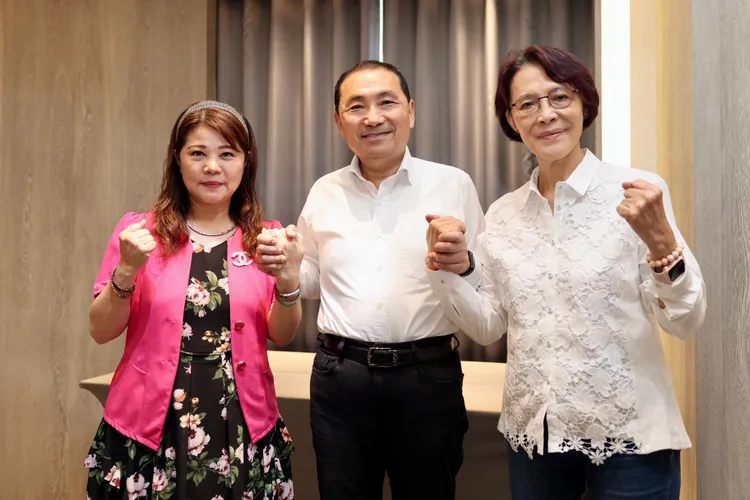 在侯友宜（中）協調、黃昭順（右）見證下，陳玫娟宣佈撤回黨內左楠立委初選申訴。國民黨提供