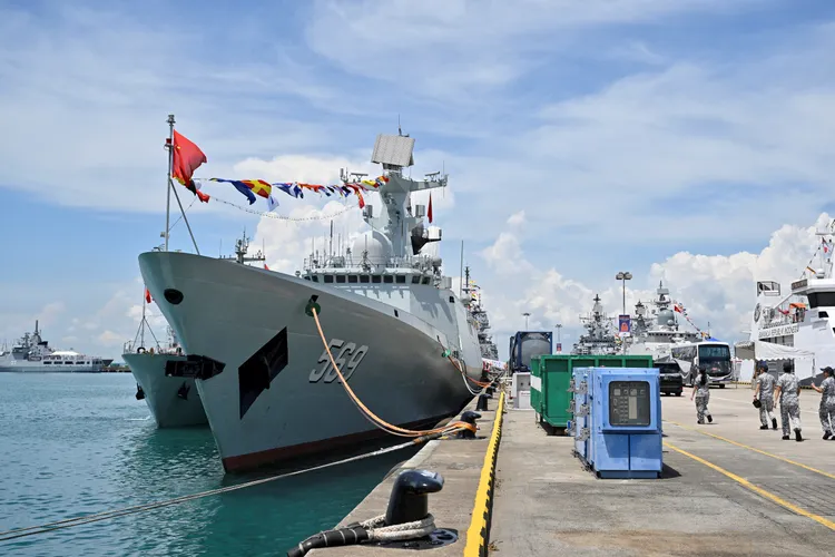 中國解放軍海軍飛彈護衛艦「玉林艦」、獵掃雷艦「赤壁艦」。路透社