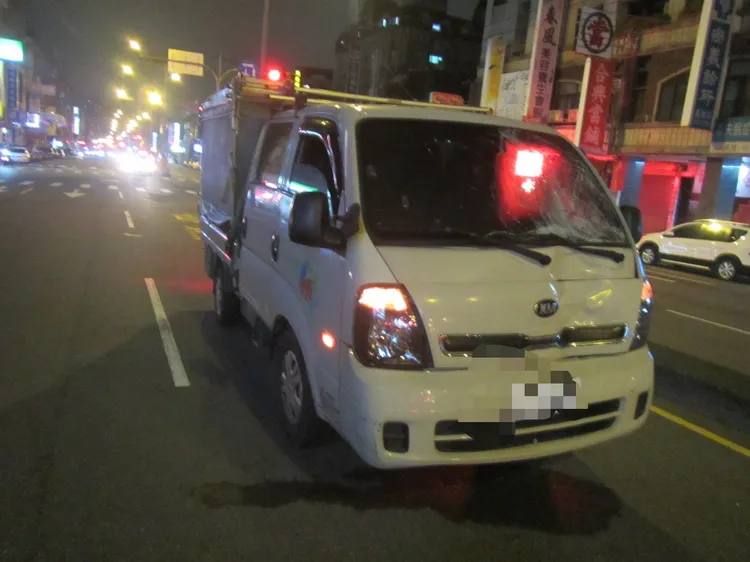 肇事小貨車擋風玻璃碎裂，左前車頭凹陷。讀者提供