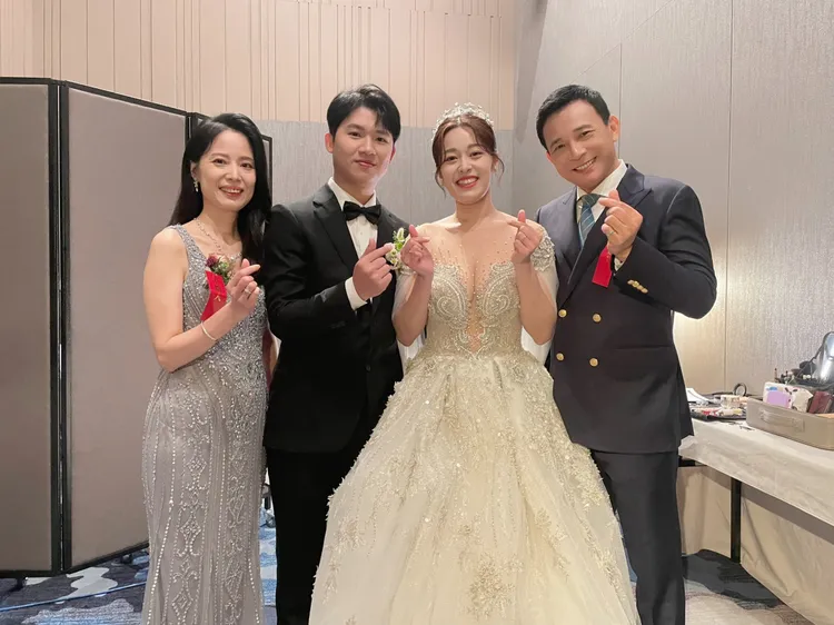 胡鴻達（右起）和女兒、女婿及夫人。民視提供