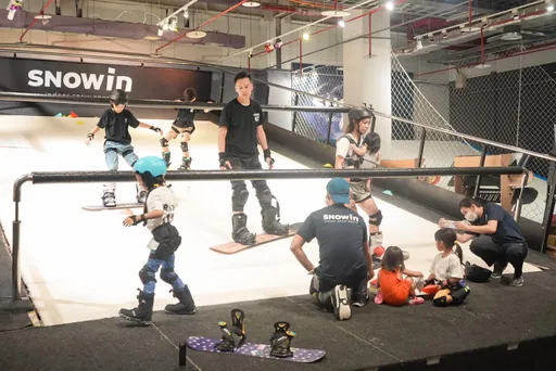 七寶媽懷孕「揹嬰兒滑雪」 Snowin滑雪學校道歉了