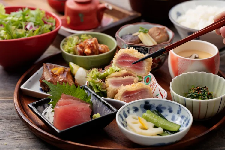 鳥丈-「鮪魚滿腹御膳」1魚5吃。業者提供