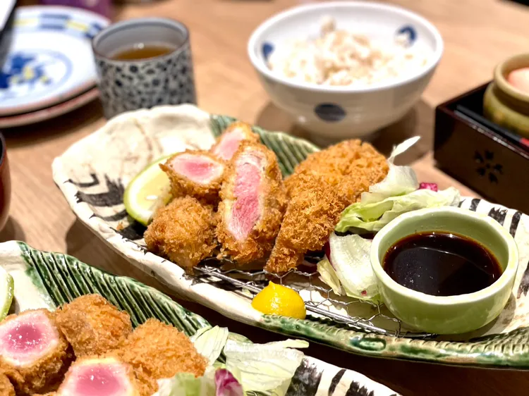 「酥炸鮪魚腰內豬排套餐」一次能吃到經典腰內豬排與酥炸鮪魚。曾仲葳攝