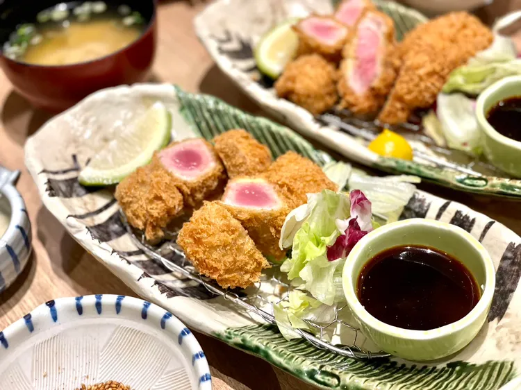 「酥炸鮪魚套餐」，嚴選台灣東港黃鰭鮪魚，將鮪魚切成大塊後裹粉酥炸到約2-3分熟。曾仲葳攝