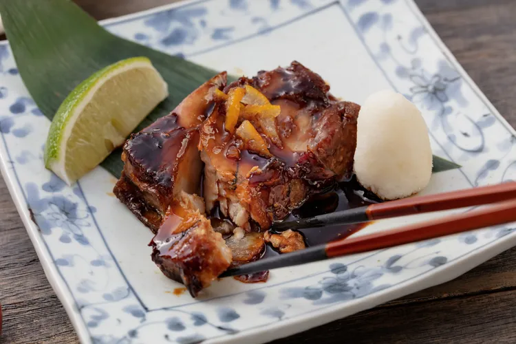 鳥丈-鮪魚下巴柚子蜜汁燒。業者提供