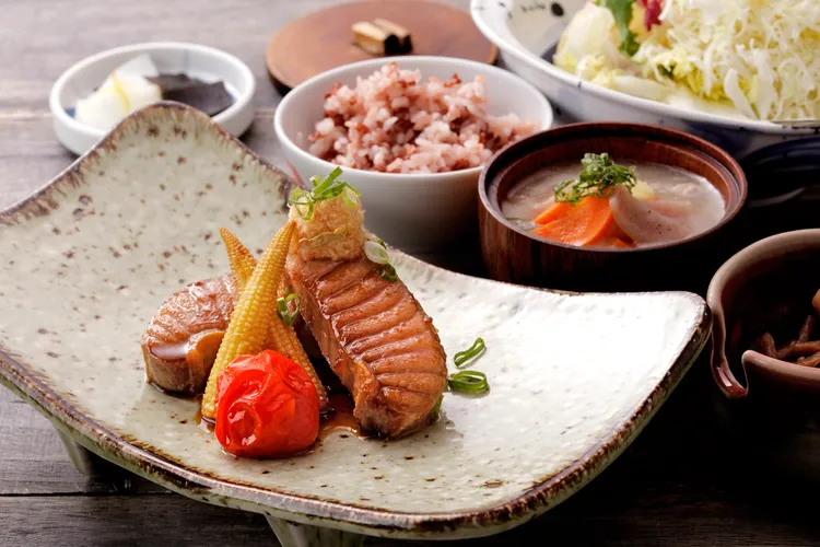 勝勢-薑汁醬燒鮪魚腹肉套餐。業者提供