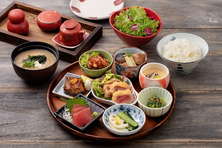 鳥丈「鮪魚滿腹御膳」不用500元就能吃到5種料理手法的鮪魚。業者提供