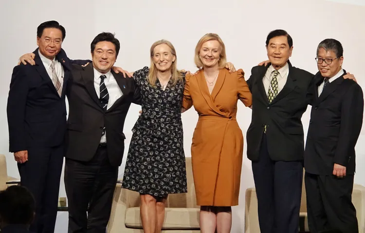 （左起）會後外交部長吳釗燮與特拉斯及與會來賓合影。莊宗達攝