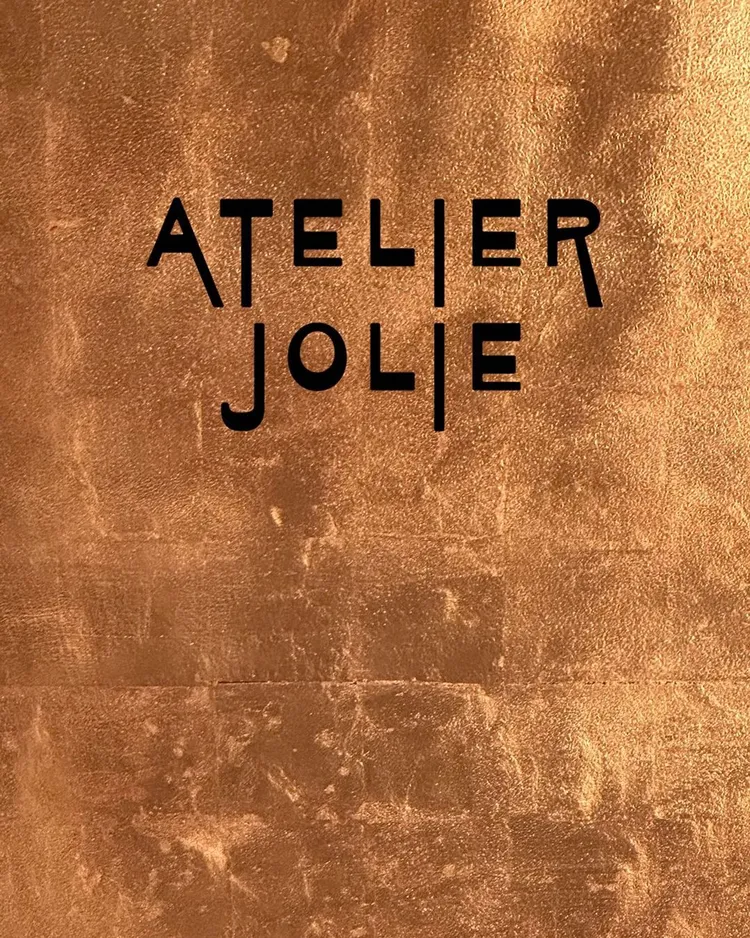 裘莉新推出的時尚品牌Atelier Jolie中，將會有傳統工匠、難民，以及其他非主流、代表性不足的群體。翻攝atelierjolieofficial IG