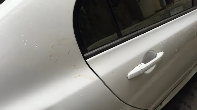 陳男等人持棍棒強押走前女友，轎車上還沾有血跡。翻攝畫面