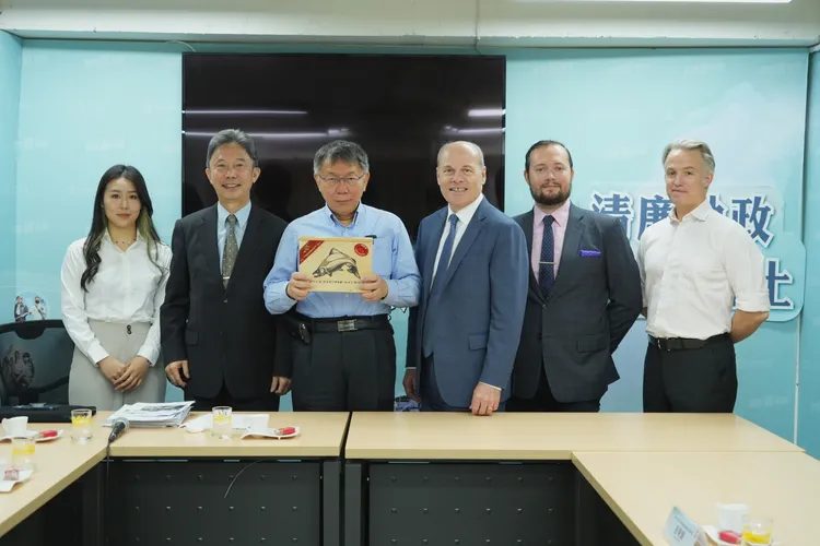 倪傑民率員拜會柯文哲。民眾黨提供