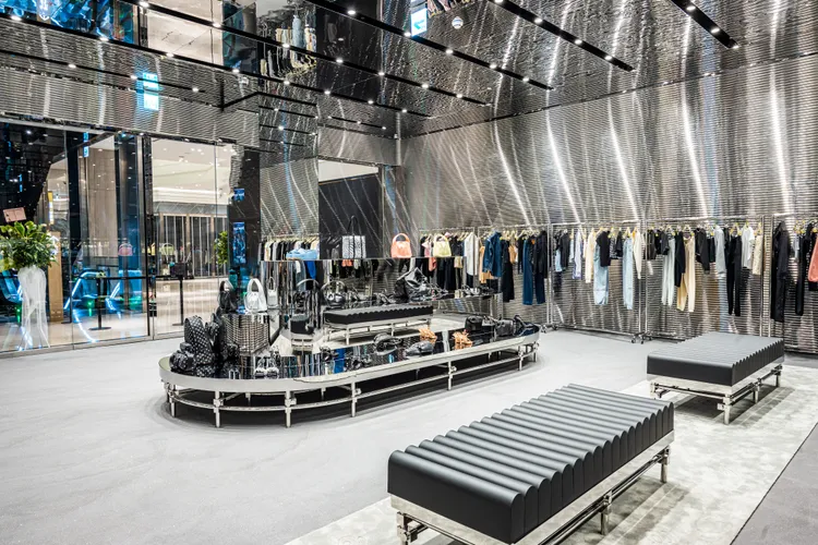 煥然新生的alexanderwang微風南山店，空間內引用大量具高反光度的鏡面鋼管。品牌提供