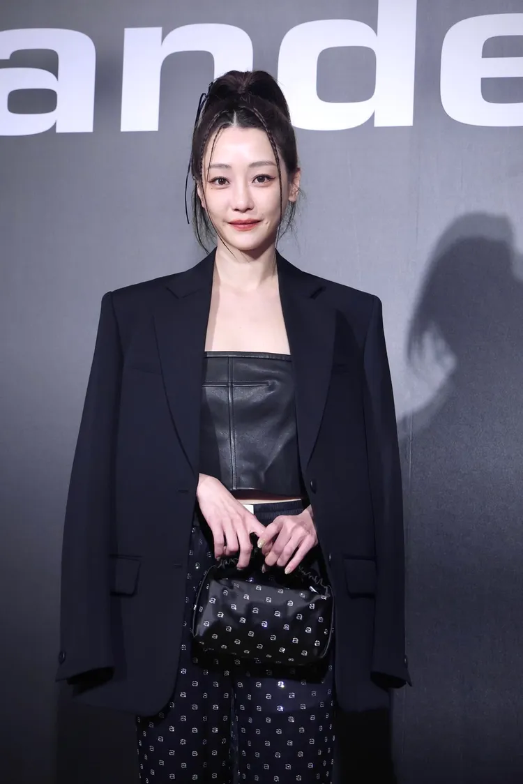 私下鮮少把閃亮元素穿上身的謝欣穎，放話要把生平入手的第1顆水鑽包獻給alexanderwang。林林攝