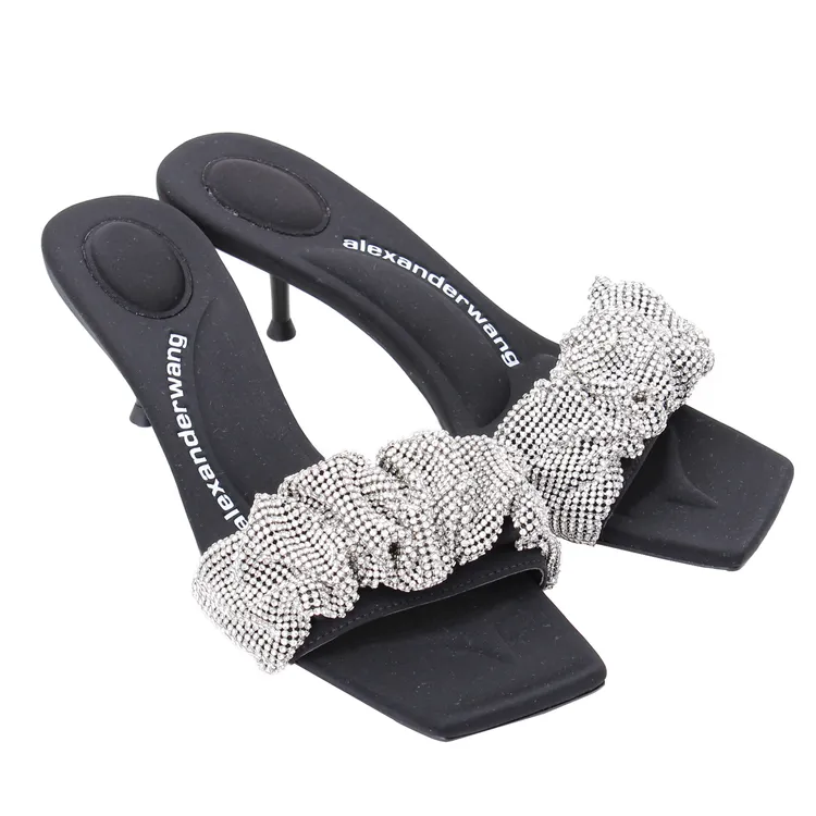 Jessie黑色透明水晶涼鞋，3萬500元。品牌提供