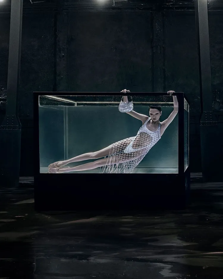 alexanderwang春季女裝延續「水」的意象，採用大量水鑽及亮片貫穿系列。翻攝alexanderwangny IG